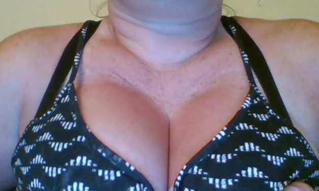 Amateur vrouw is met haar enorme tieten aan het spelen voor de webcam