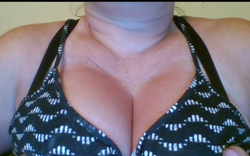 Amateur vrouw is met haar enorme tieten aan het spelen voor de webcam