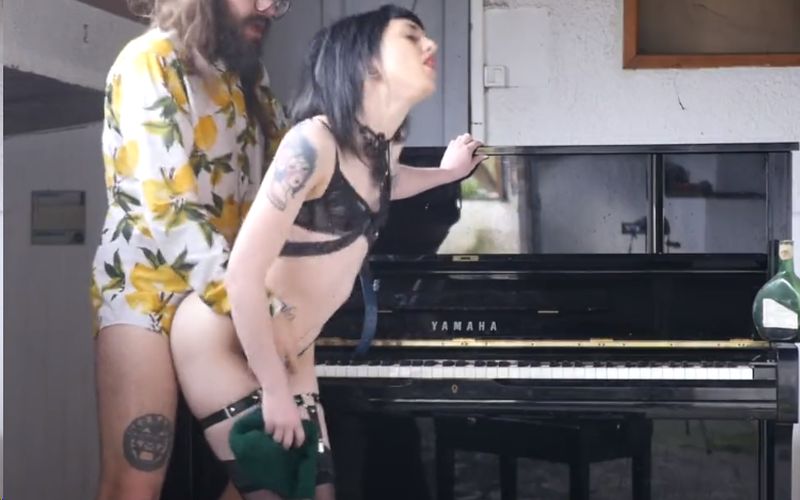 Man neukt zijn amateur vriendin op de piano